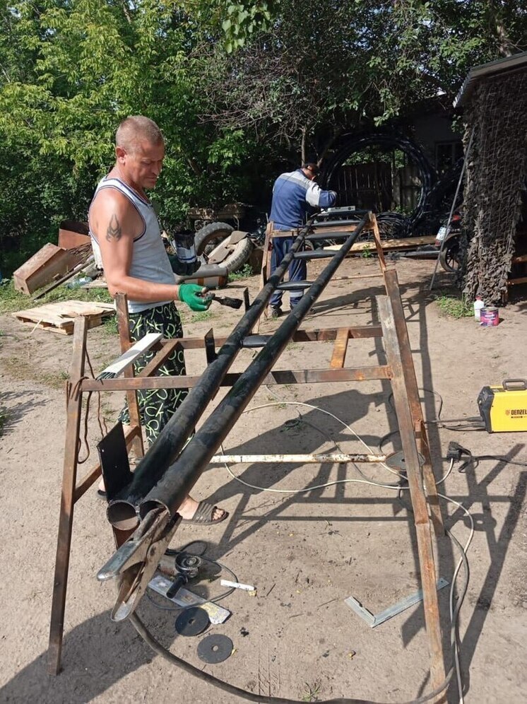 Бригада из Ингушетии возводит новую беседку в детском саду «Ромашка» в Молочанске