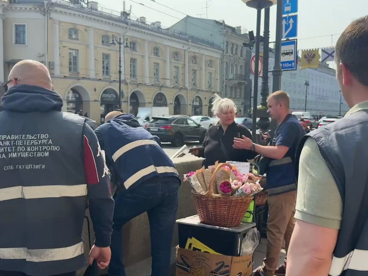 С Невского проспекта убрали незаконные лавки с сувенирами и цветами