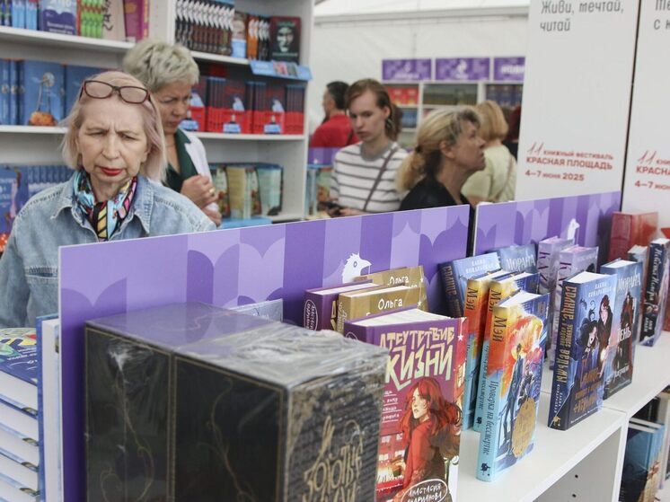 4 июня в «сердце» Москвы открылся 11-й книжный фестиваль «Красная площадь»