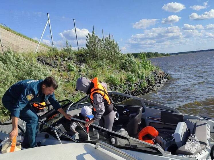 Появились фото с места спасения людей из тонущей лодки на реке Шоша в Тверской области