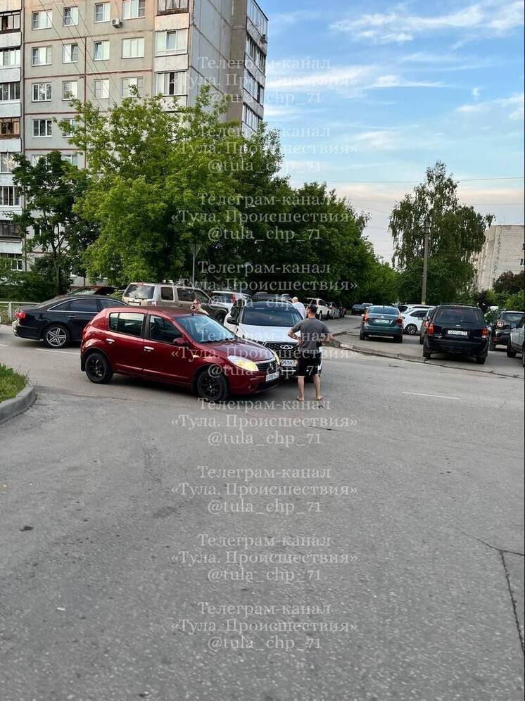 В Туле вечером 4 июня на улице Кауля столкнулись "Чери" и "Рено"