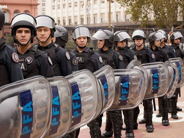 Тысячи аргентинцев устроили протесты против соцполитики власти