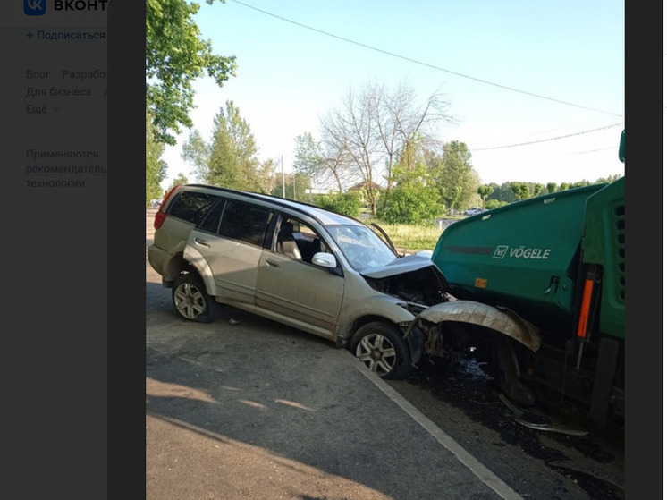 В Ярославле водитель легковушки протаранил асфальтоукладчик