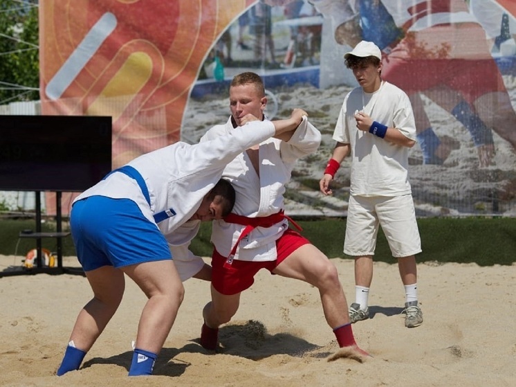 In Werchnjaja Pyschma hat die Meisterschaft im Beach-Sambo des Uraler Föderationskreises begonnen