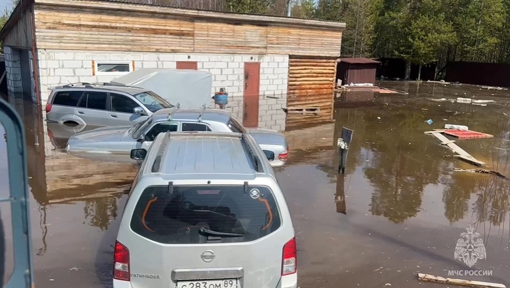 Пригород Тарко-Сале тонет в талых водах: фото бедствия