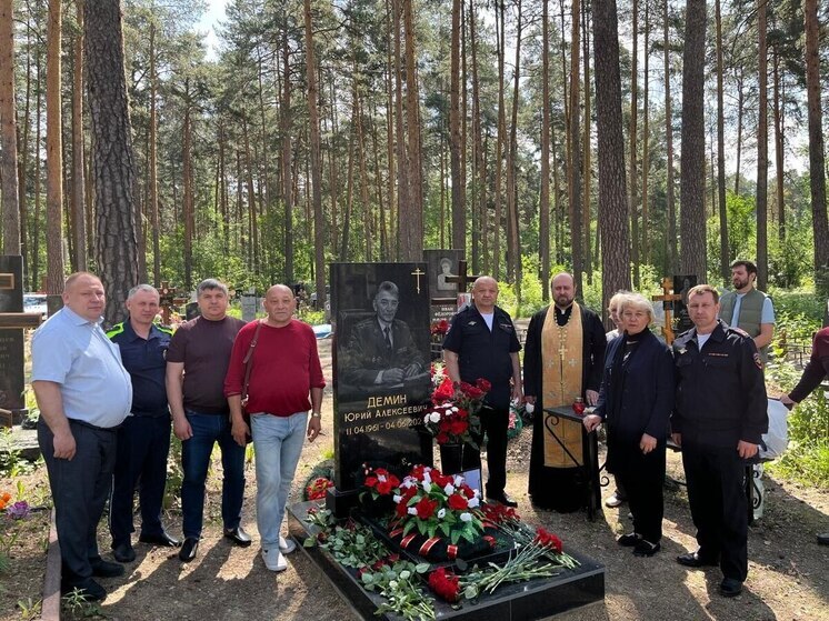 Свердловские сотрудники ГАИ почтили память Юрия Демина