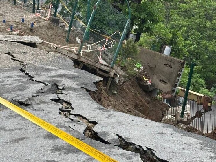 На улице Лесной во Владивостоке ограничен проезд из-за оползня и обрушения стены