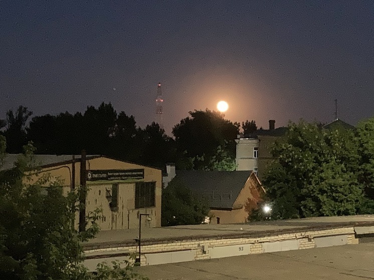 Саратовцы увидят редкое "Клубничное полнолуние" 11 июня