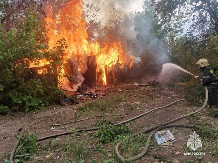 В Донском оперативно ликвидировали возгорание в заброшенном здании