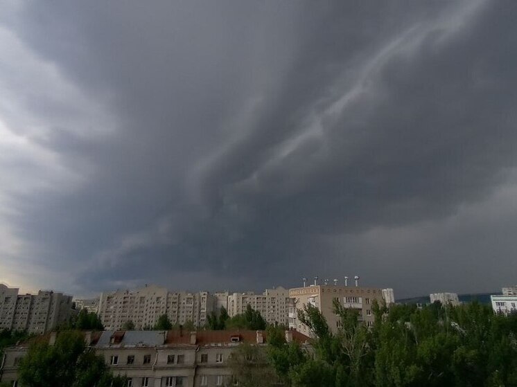 Во время урагана саратовцы увидели в небе черную волну