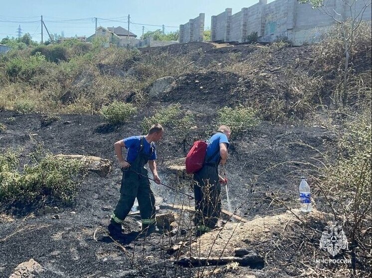 В Феодосии машина сгорела вместе с сухой травой
