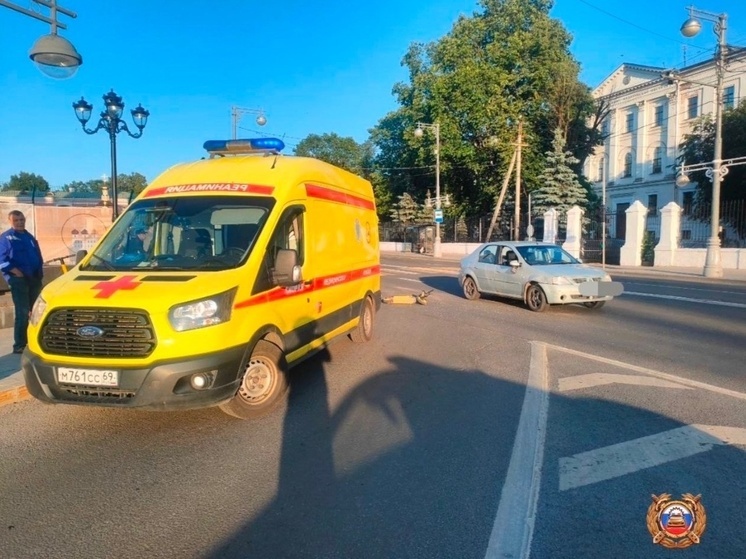 В Твери электросамокат столкнулся с машиной: два подростка пострадали