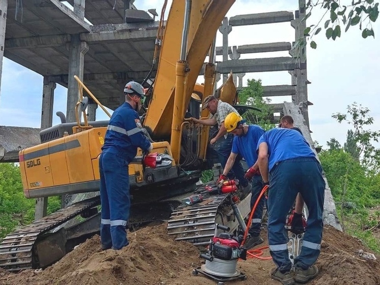 Курские спасатели освободили водителя экскаватора из-под бетонной плиты