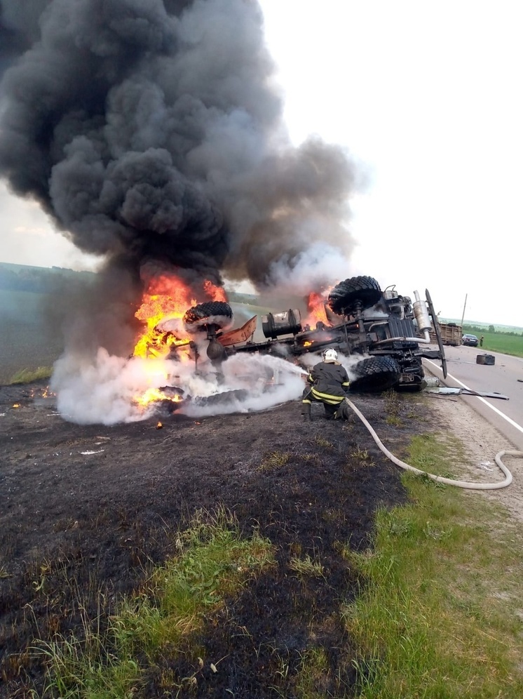 Автомобиль загорелся после массового ДТП в Курской области