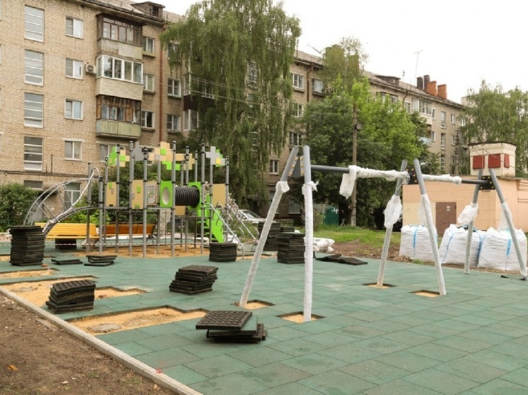 Монтаж детской площадки стартовал на улице Староникитской в Туле