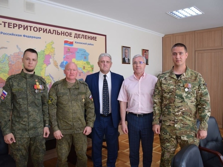 Политик Эдуард Кузнецов встретился с участниками СВО из Каневского района