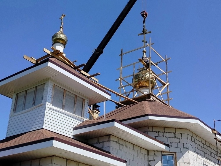 В Старорусском округе установили купола на строящемся храме