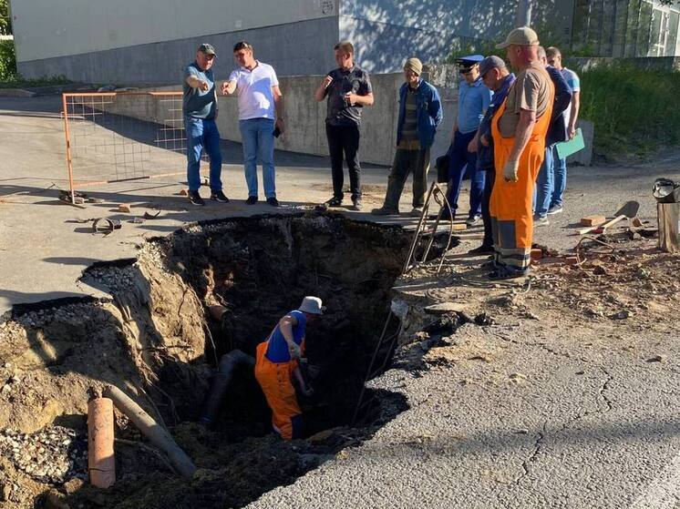 В Саратове эпично провалился асфальт