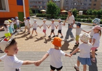 С наступлением летних дней у воспитателей и персонала образовательных учреждений наступает пора отпусков. Количество воспитанников, посещающих группы в детских садах города, в эти дни заметно уменьшается. Родители юных тамбовчан предпочитают проводить вместе с детьми в домашней обстановке или отправляются на отдых в другие регионы страны.  