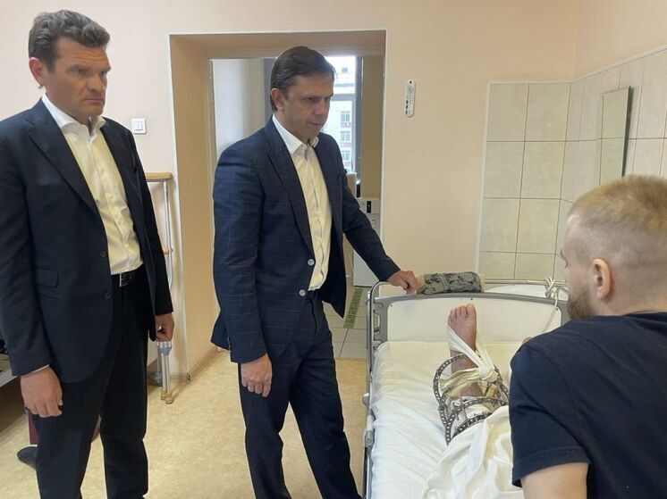 Губернатор Орловской области посетил раненых участников СВО в столичном госпитале
