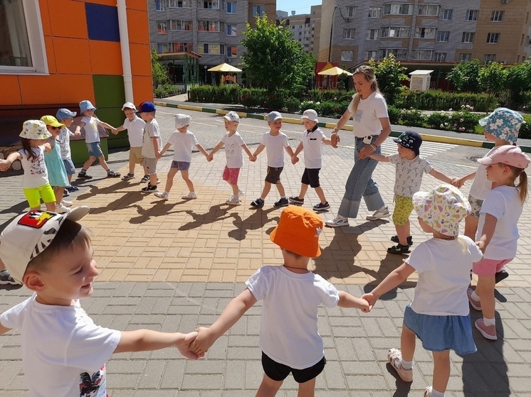 С наступлением летних дней у воспитателей и персонала образовательных учреждений наступает пора отпусков. Количество воспитанников, посещающих группы в детских садах города, в эти дни заметно уменьшается. Родители юных тамбовчан предпочитают проводить вместе с детьми в домашней обстановке или отправляются на отдых в другие регионы страны.  
