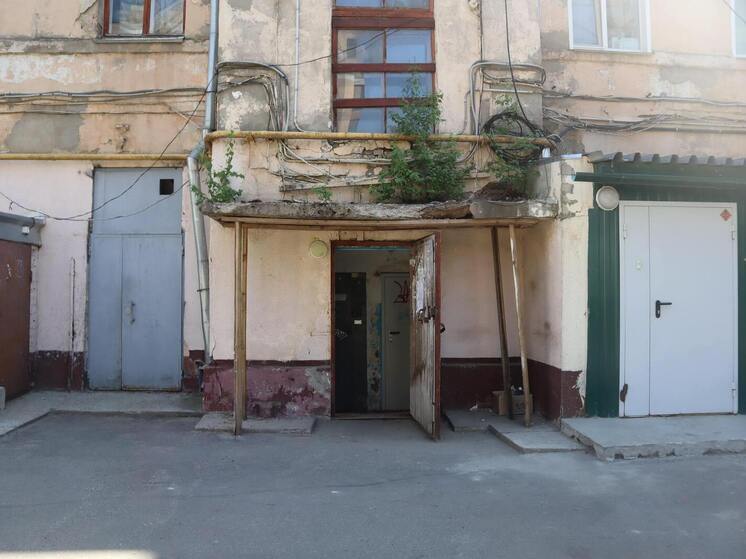 Фасад дома в Кирове: парадная сторона для туристов, опасный двор для жителей