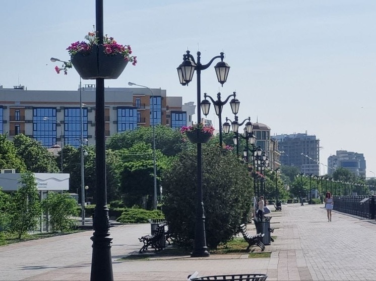 В Астрахани высаживают цветы в парках и скверах