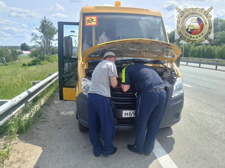 Сотрудники ГИБДД обеспечили безопасность и оказали помощь школьному автобусу