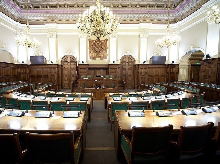 "Ну так арестуйте меня": латвийский депутат с трибуны поддержал русский язык