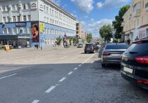 В Пензе на улице Кураева, особенно возле торгового центра «Высшая лига», уже несколько месяцев сохраняется проблема с хаотичной парковкой автомобилей. 