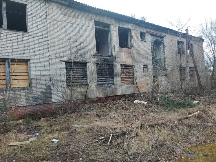 В деревне Бор закрыли проход к заброшенному детскому саду