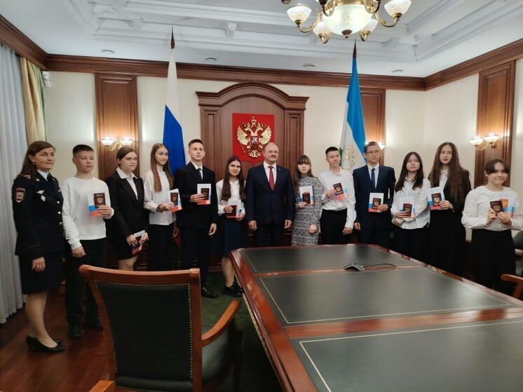 14-летние уфимцы получили паспорта из рук Алексея Касьянова
