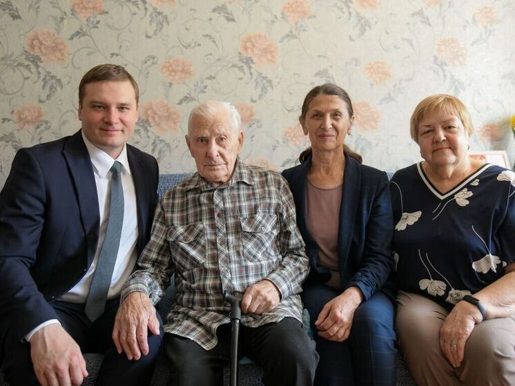 Ветеран Василий Андреенко получил памятный подарок в честь 80-летия Победы