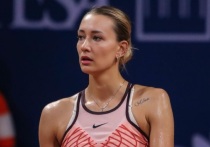 Российская теннисистка Яна Сизикова удивила новым образом. Спортсменка, недавно ставшая невестой баскетболиста Михаила Кулагина, позировала при свечах в черном платье с необычным украшением.