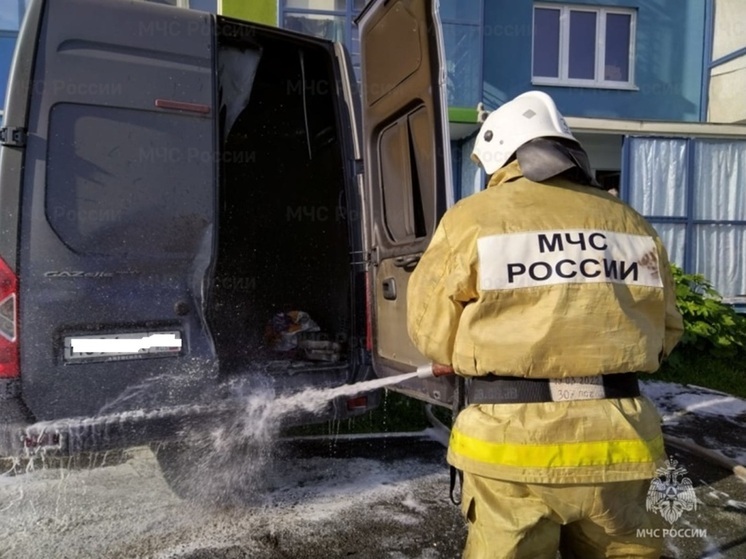 «Газель» дотла сгорела на проспекте Седова в Екатеринбурге