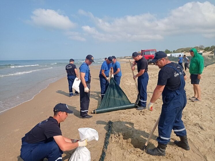 На пляжах Анапы новых следов мазута не обнаружено