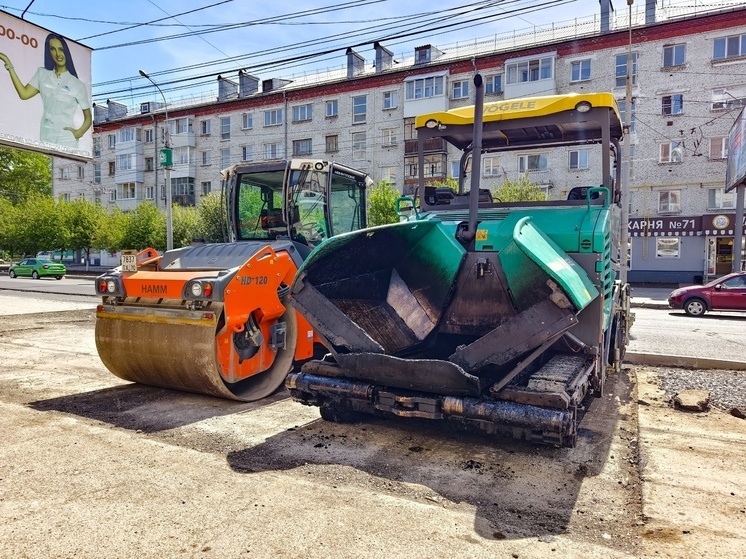 На улицах Томска укладывают новый асфальт и восстанавливают тротуары