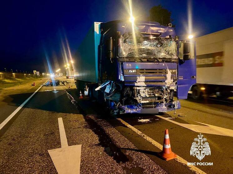 В Тверской области МЧС помогло ликвидировать последствия ДТП на М-10: столкнулись фура и грузовик