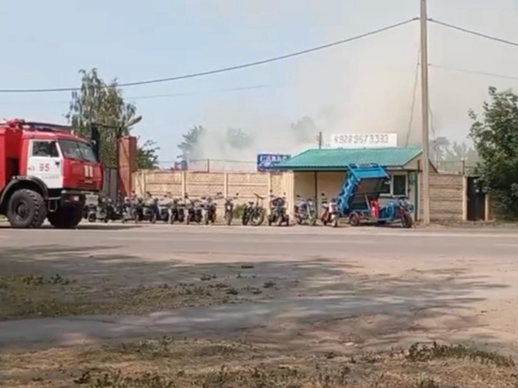 В Сальске потушили крупный пожар на улице Черняховского