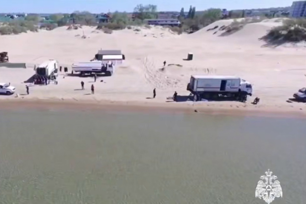 Местные боятся, туристы плюют: жители Краснодарского края раскрыли, чем грозят мазутные купания