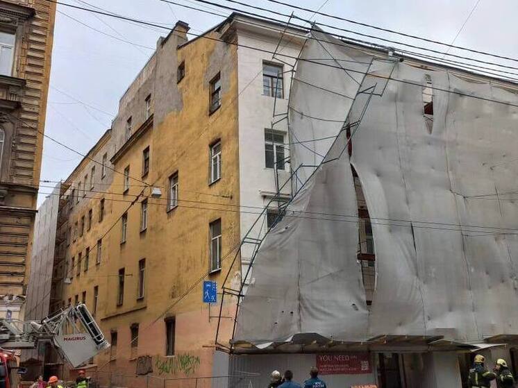 С дома по Загородному проспекту рухнули строительные леса