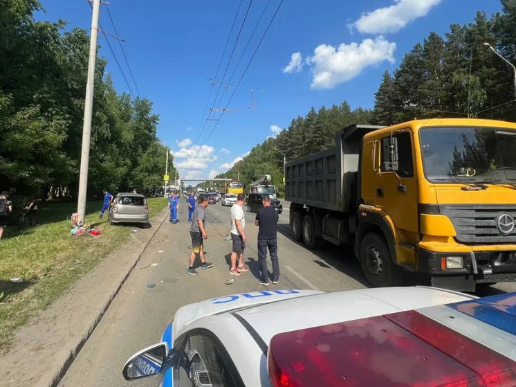 На Иркутском тракте в Томске перевернулась машина с ребенком внутри