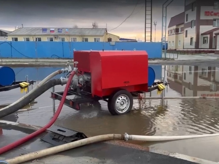 Технику для усиленной откачки воды в Тарко-Сале передают из других районов