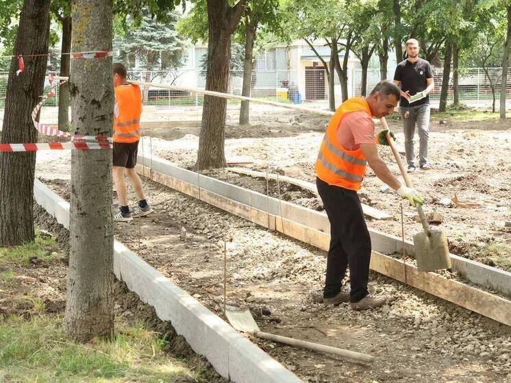 В сквере Чепеги в Краснодаре начались работы по обустройству тротуаров