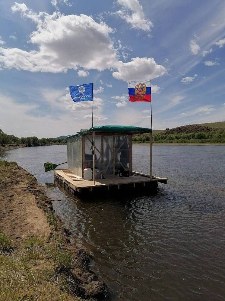 Сотрудник "Водоканала" в Улан-Удэ предпринял 10-дневный сплав на самодельном плоту