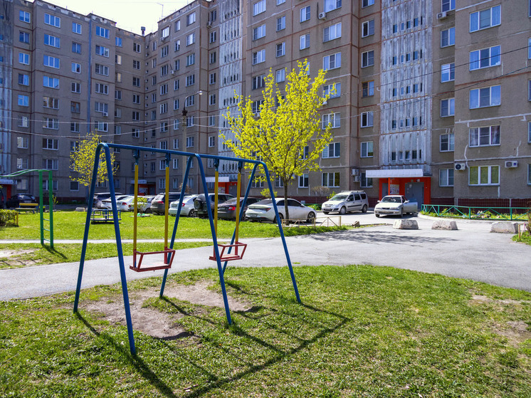 Жительница Челябинска провалилась в колодец у подъезда жилого дома