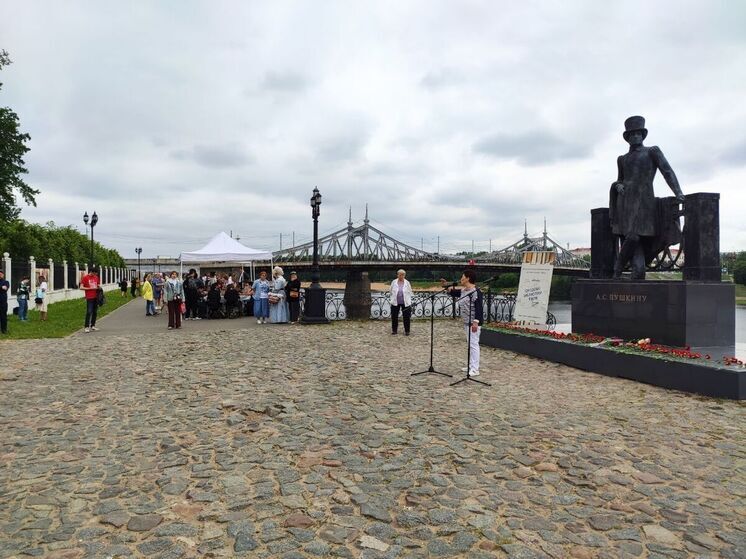 На набережной в Горсаду Твери проходят торжества в честь 226-летия Александра Пушкина