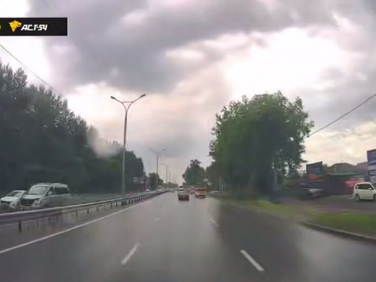 Грузовик улетел в кювет в Первомайском районе Новосибирска