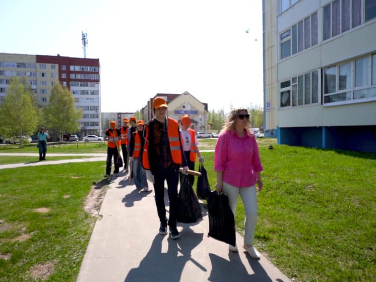 Подростки Когалыма приступили к уборке городских улиц