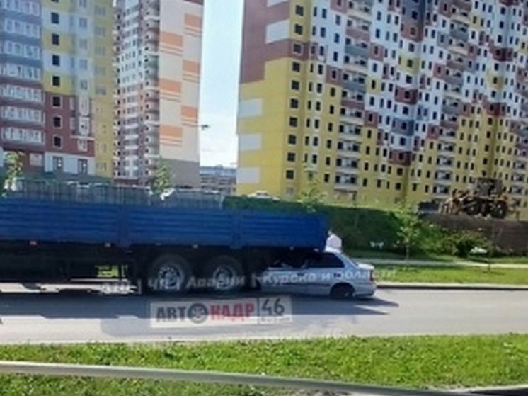 На проспекте Плевицкой в Курске легковушка влетела в грузовик